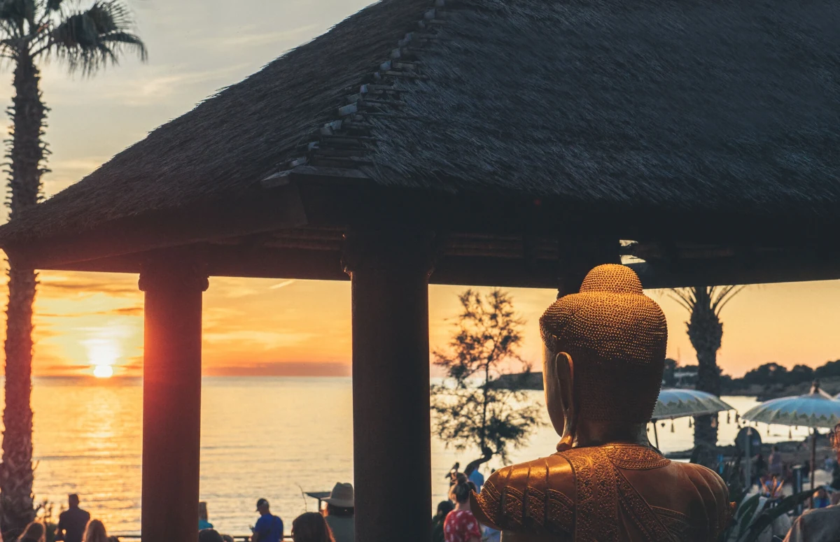 Golden Buddha cerca de YOG·GOOD, Puesta de Sol