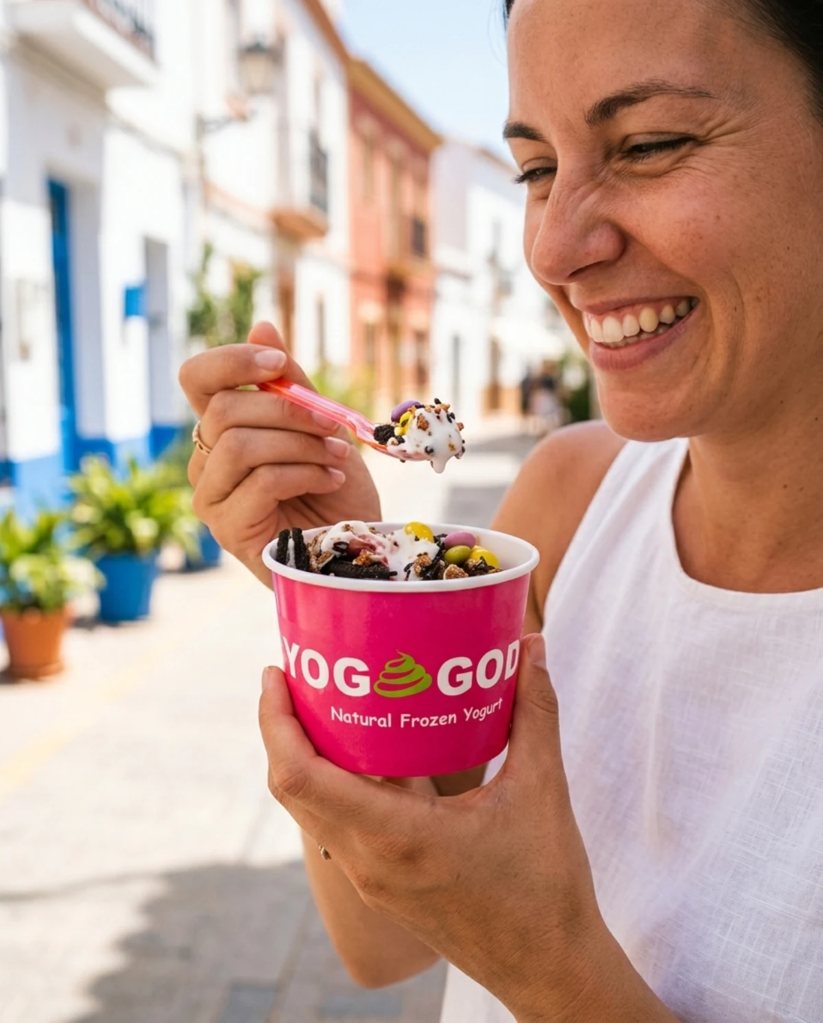 Vaso de yogur helado al atardecer en Sant Antoni
