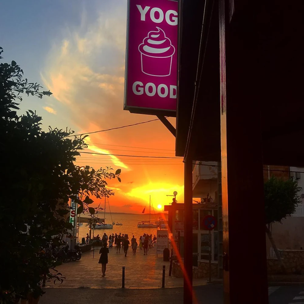 YOG·GOOD en Sant Antoni — más de 15 años de yogur helado frente al atardecer